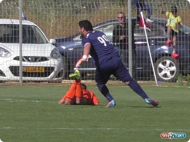 טעות חמורה של השוער. ג'נשווילי עושה את העבירה (שקד מורג)